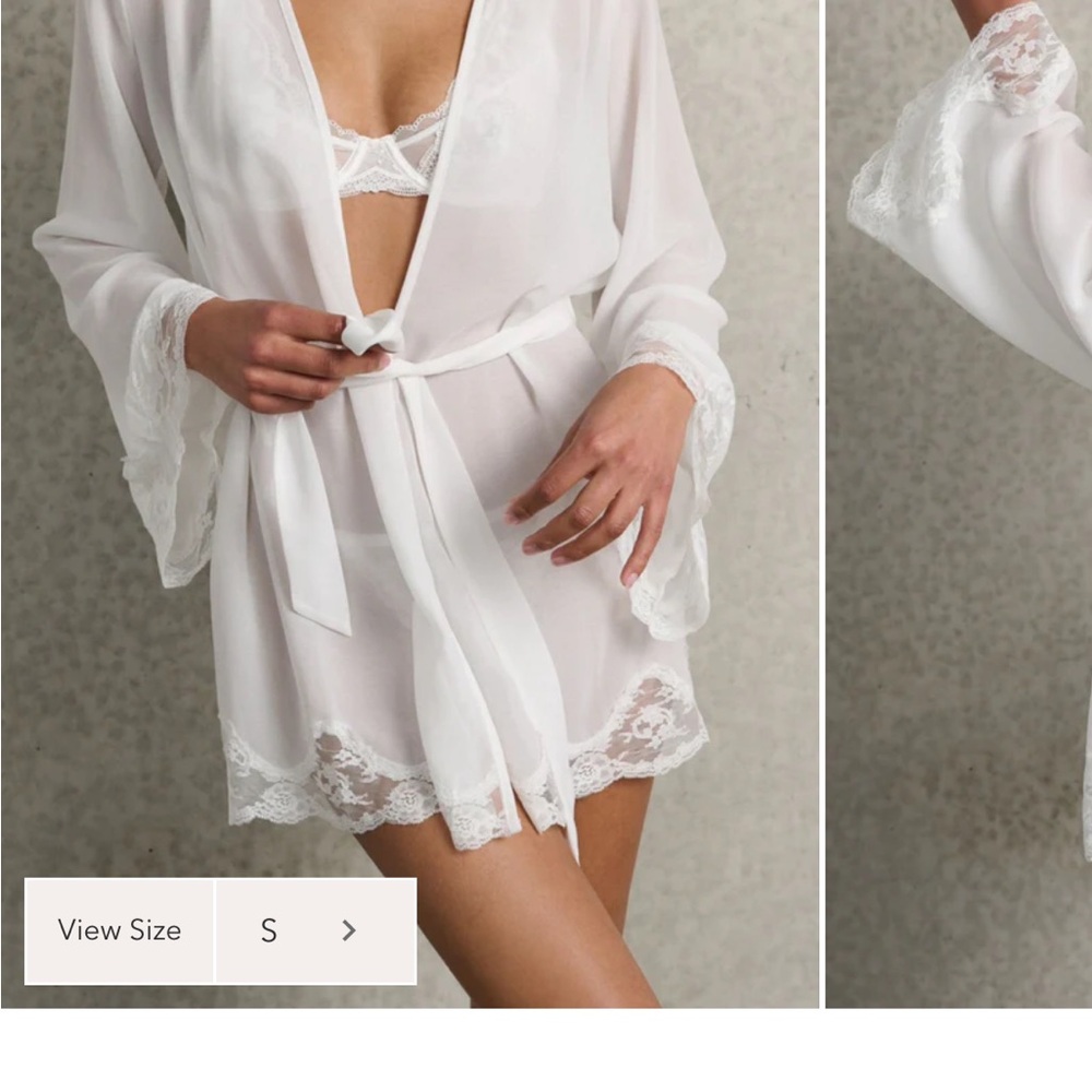 Chic White Lace-Trimmed Robe